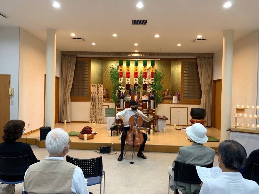 チェロの演奏の様子